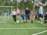 Laatste training S.K.N.W.K. JO7-1 (partijtje tegen de ouders) van maandag 27 mei 2024 (53/180)